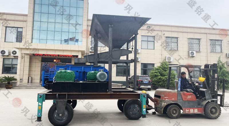 移動(dòng)對輥破碎機(jī)怎么選型